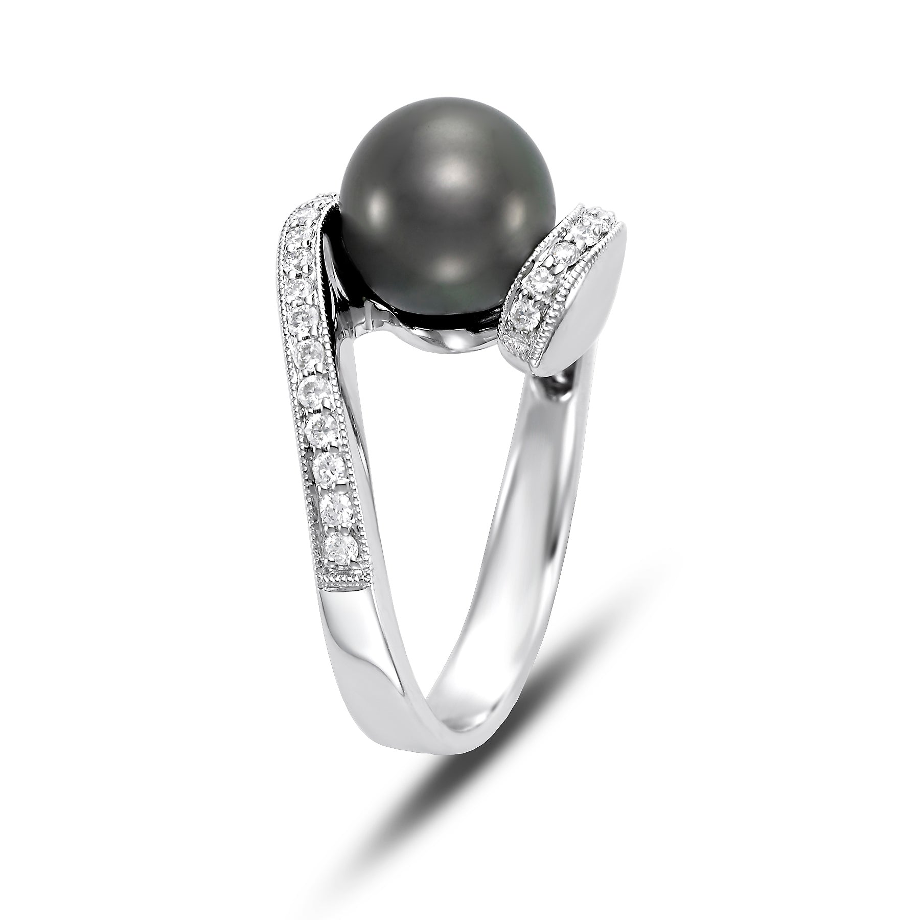Close-up of 9-10mm round Tahitian cultured pearl with diamond surround