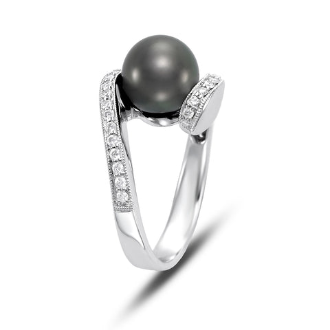 Close-up of 9-10mm round Tahitian cultured pearl with diamond surround